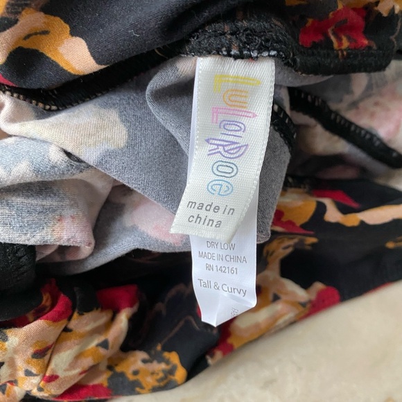 LuLaRoe Black Leggings Cupid/Angel Valentine's TC - Picture 3 of 4